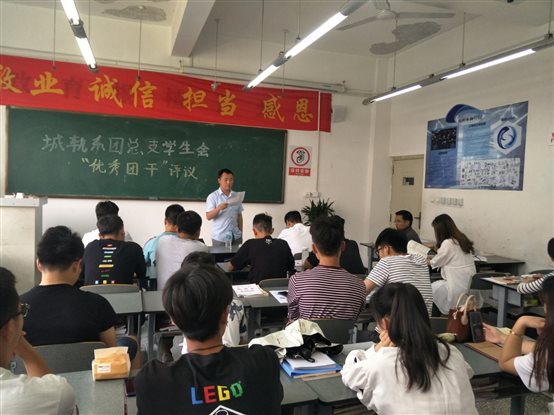 图片包含 人员, 室内, 天花板, 墙壁

已生成极高可信度的说明