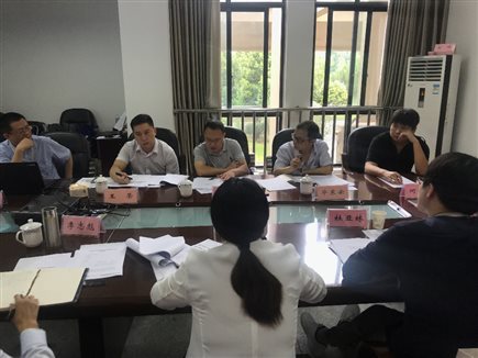 图片包含 人, 室内, 桌子, 人们&#xA;&#xA;描述已自动生成