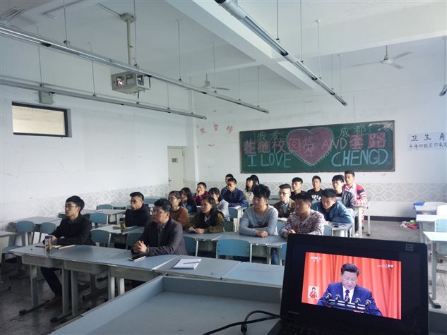 收看十九大开幕3.jpg