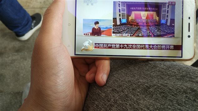 收看十九大开幕4.jpg