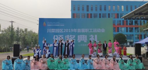 图片包含 人员, 户外, 天空

描述已自动生成