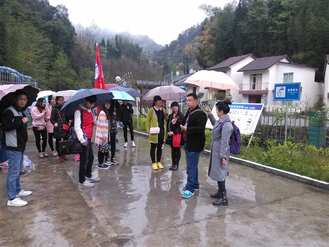 D:课件社区认知实训活动照片新闻图6：实地参观社区.jpg