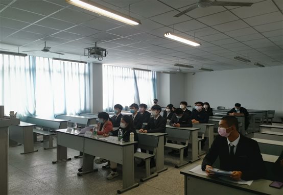 会议室里的人们&#xA;&#xA;描述已自动生成