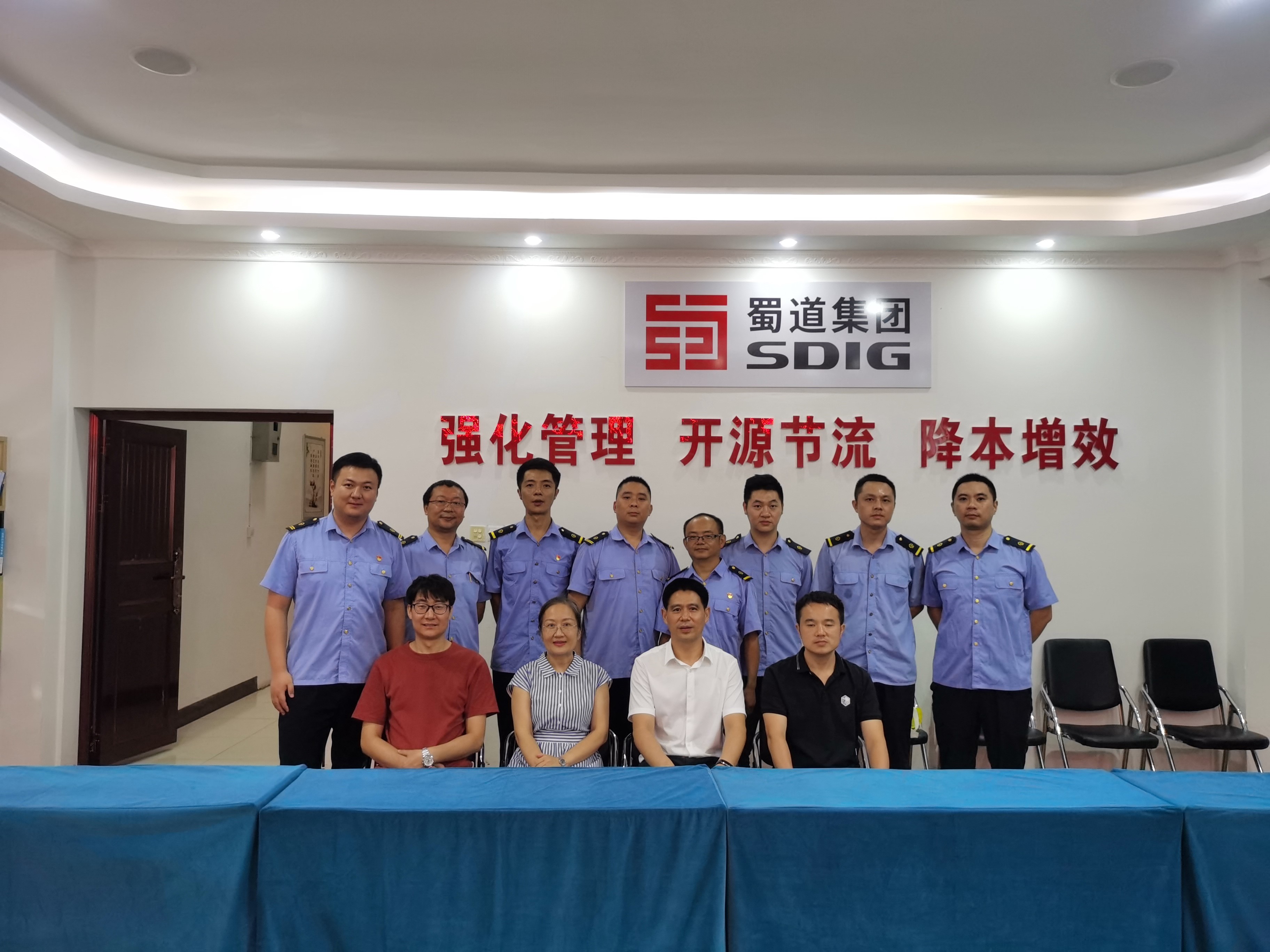 机车车辆学院赴蜀道集团川铁（宜宾）铁路有限责任公司考察调研5.jpg