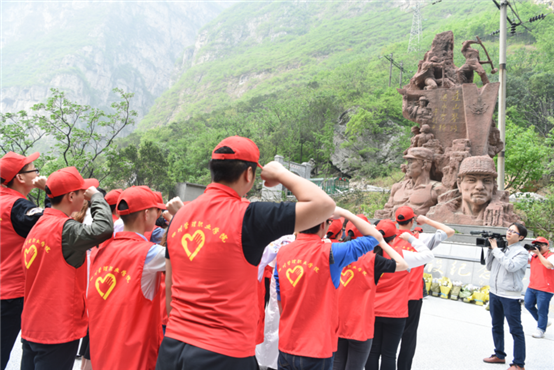 成昆铁路建设纪念碑宣誓(小小)