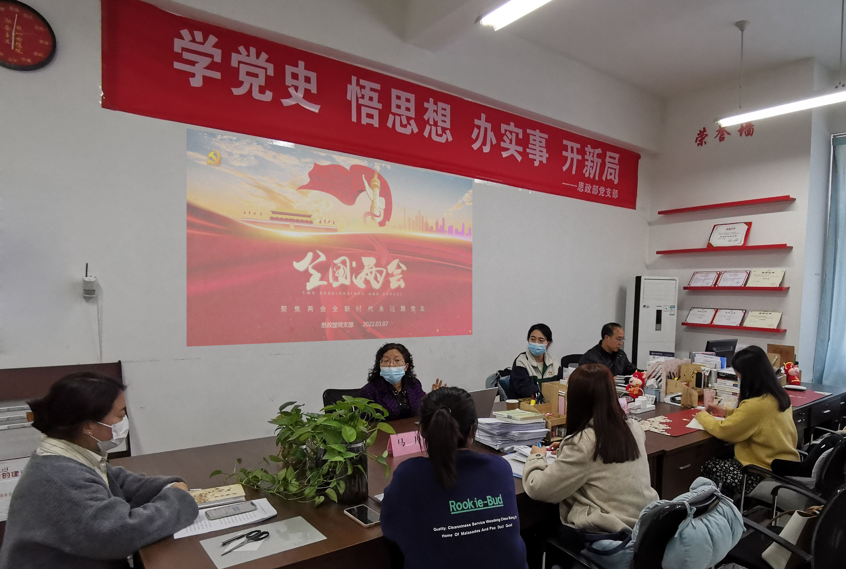 热议两会1.jpg 热议两会1.jpg