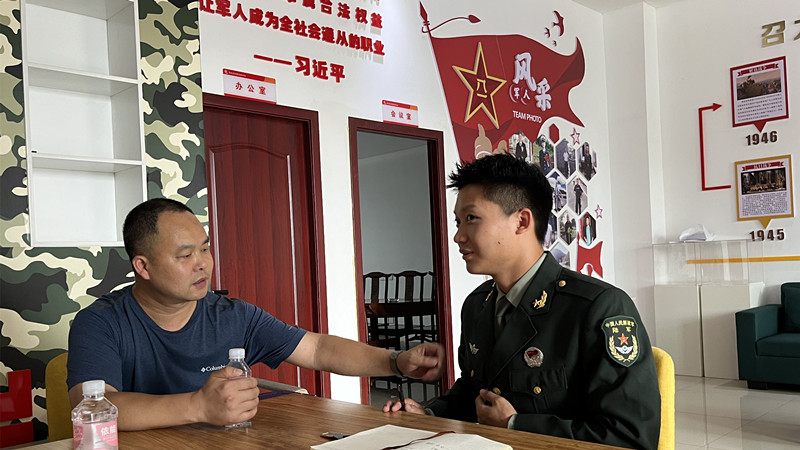 团队退役复学成员向退役村民宣传习近平新时代中国特色社会主义思想 四川铁道职业学院黄紫瑜供图.jpg