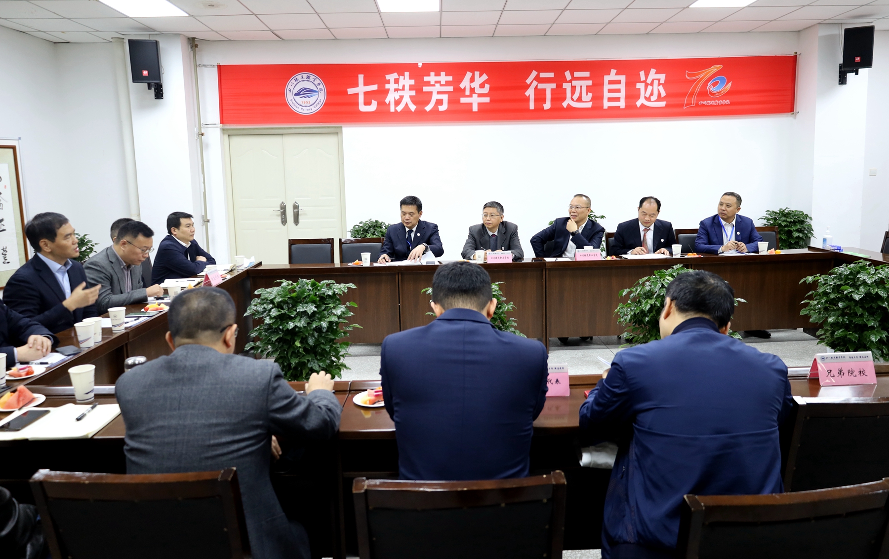 座谈会3_副本.jpg 座谈会3_副本.jpg