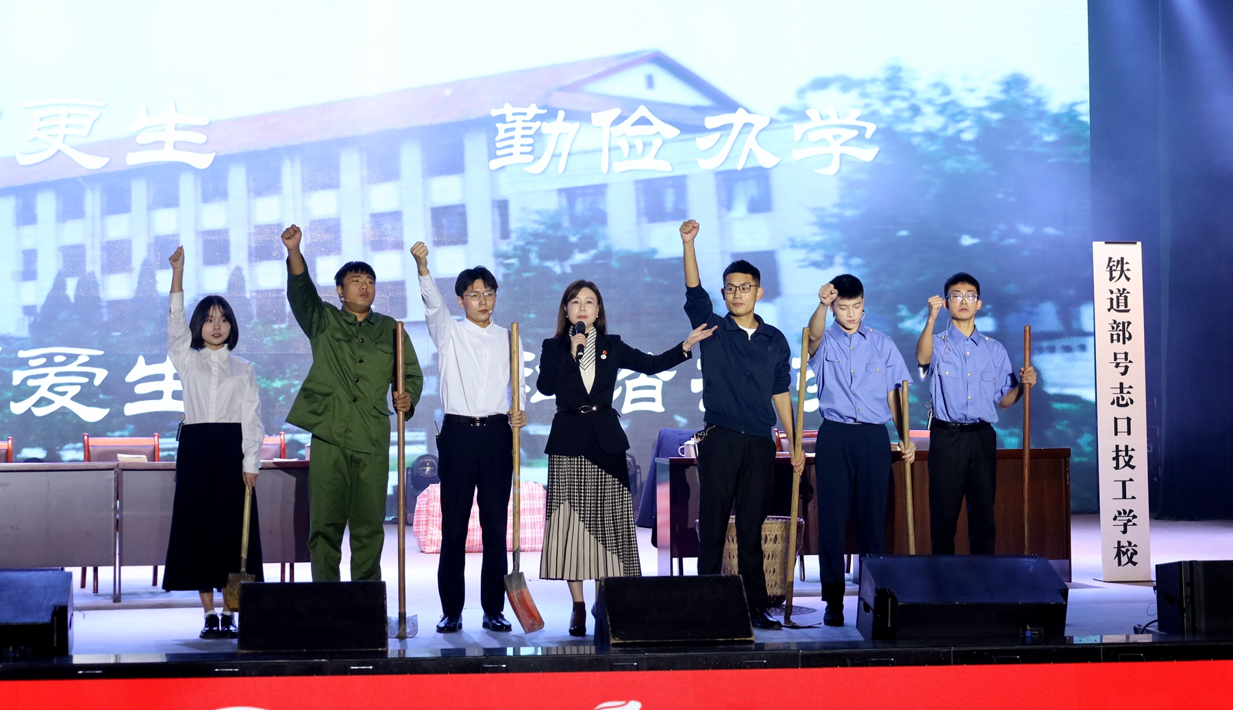 晚会校史剧节段2_副本.jpg 晚会校史剧节段2_副本.jpg