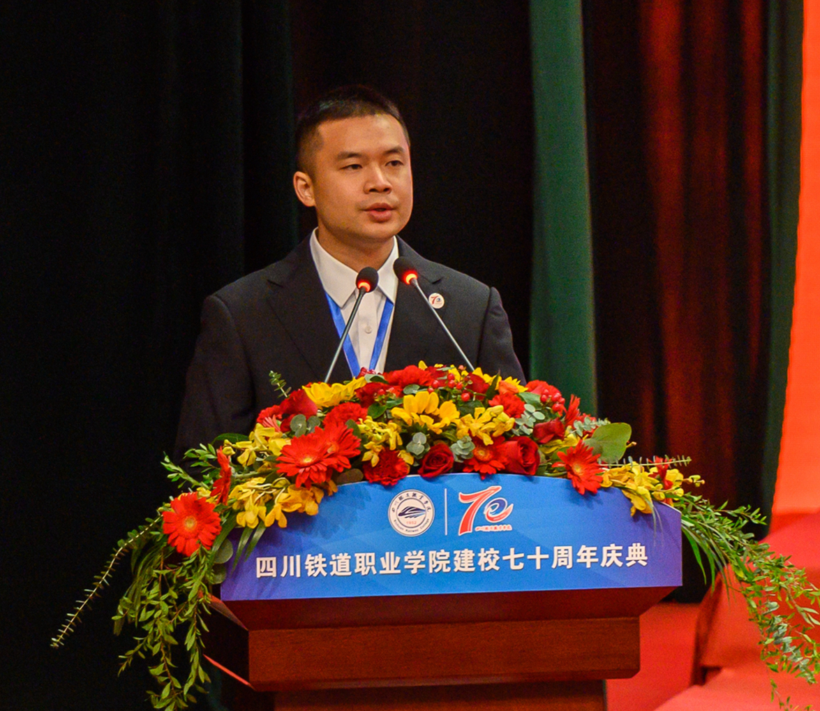 校友代表曾纪云发言.jpg 校友代表曾纪云发言.jpg