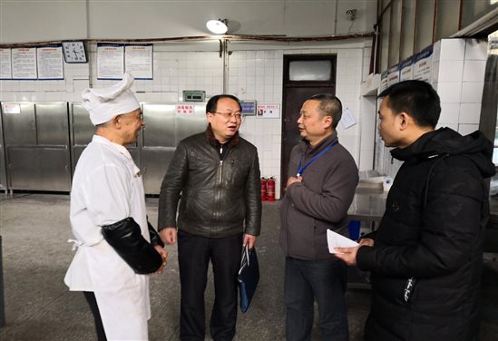 1、程主任(左二)检查指导食堂工作.jpg